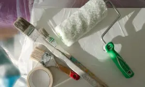 Ile wody do tynku gipsowego? Oto jak uniknąć błędów w mieszaniu