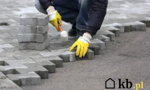 Ile cementu na podsypkę pod kostkę? Oto kluczowe proporcje i porady