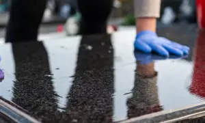 Skuteczne sposoby na usunięcie cementu z pomnika bez uszkodzeń