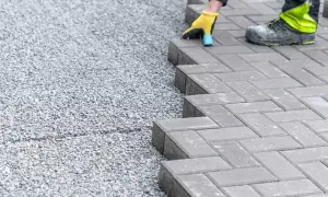Ile łopat piasku na worek cementu pod kostkę? Oto sprawdzone proporcje