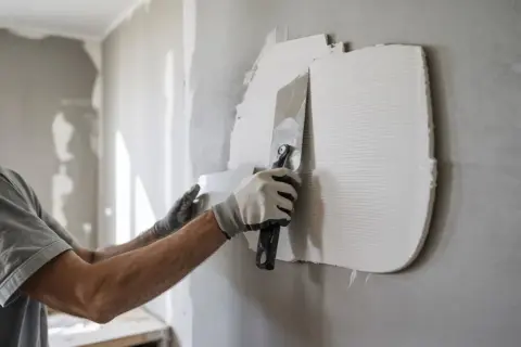 Czy można położyć gładź na farbę? Odpowiedzi na najważniejsze pytania