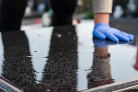 Skuteczne sposoby na usunięcie cementu z pomnika bez uszkodzeń