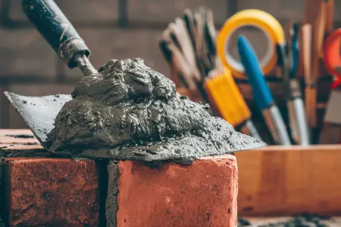 Co to jest zaprawa budowlana i jak wpływa na trwałość budynków