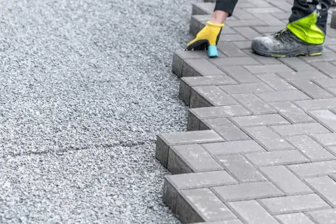 Ile łopat piasku na worek cementu pod kostkę? Oto sprawdzone proporcje