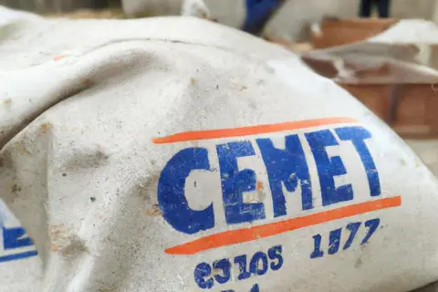 Ile kosztuje worek cementu? Sprawdź, co wpływa na ceny w Polsce