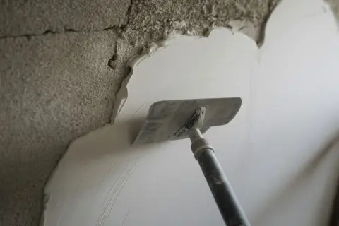 Po jakim czasie można malować tynk mineralny, aby uniknąć błędów?