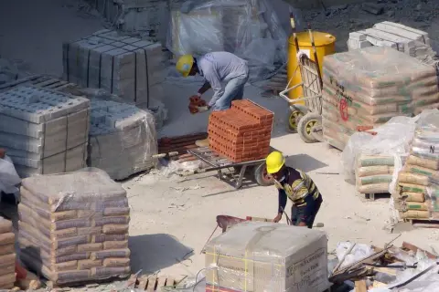 Z czego robi się cement? Poznaj skład i proces produkcji cementu