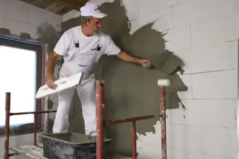 Jaki tynk wewnętrzny na beton komórkowy - uniknij błędów przy wyborze