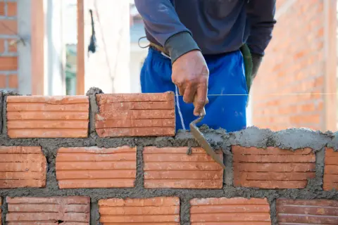 Jakie są zaprawy budowlane i jak wybrać najlepszą dla siebie?