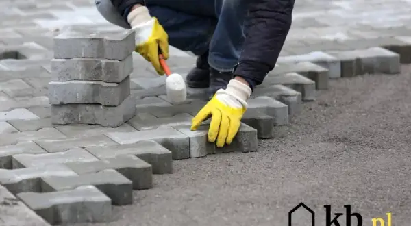 Ile cementu na podsypkę pod kostkę? Oto kluczowe proporcje i porady