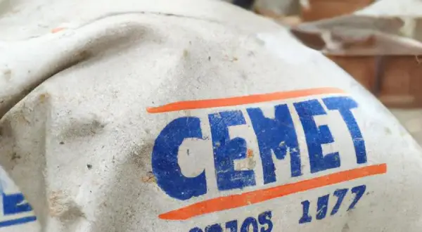 Ile kosztuje worek cementu? Sprawdź, co wpływa na ceny w Polsce