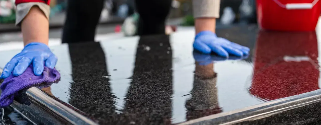 Skuteczne sposoby na usunięcie cementu z pomnika bez uszkodzeń