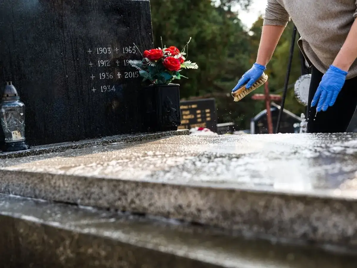 Zdjęcie Skuteczne sposoby na usunięcie cementu z pomnika bez uszkodzeń