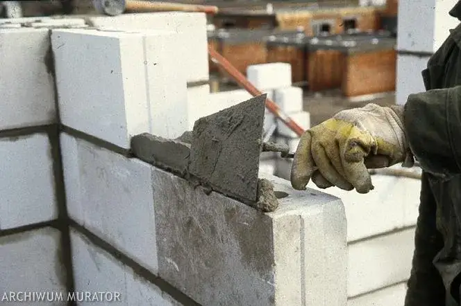 Zdjęcie Jak zrobić zaprawę do murowania bloczków betonowych bez błędów
