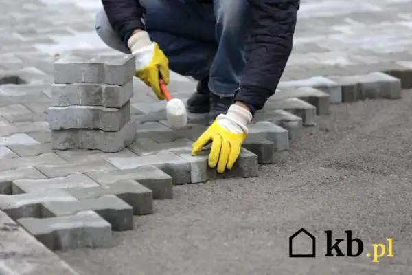 Ile cementu na podsypkę pod kostkę? Oto kluczowe proporcje i porady