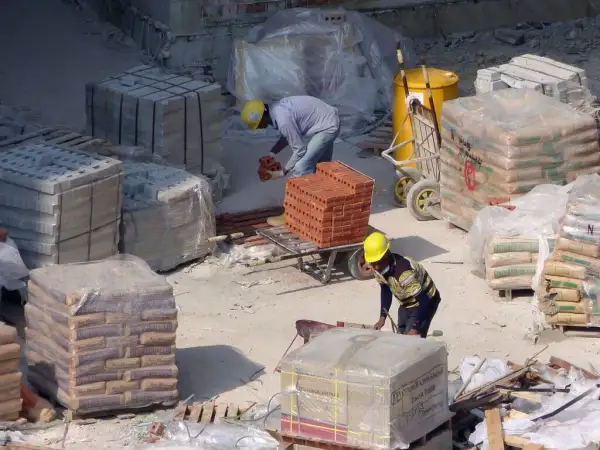 Z czego robi się cement? Poznaj skład i proces produkcji cementu